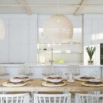 Detalle de un comedor con cocina al fondo